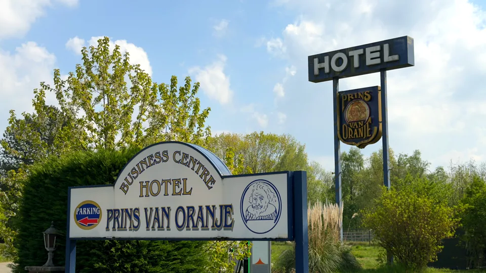 Het bord aan de ingang met Business Centre Hotel Prins van Oranje