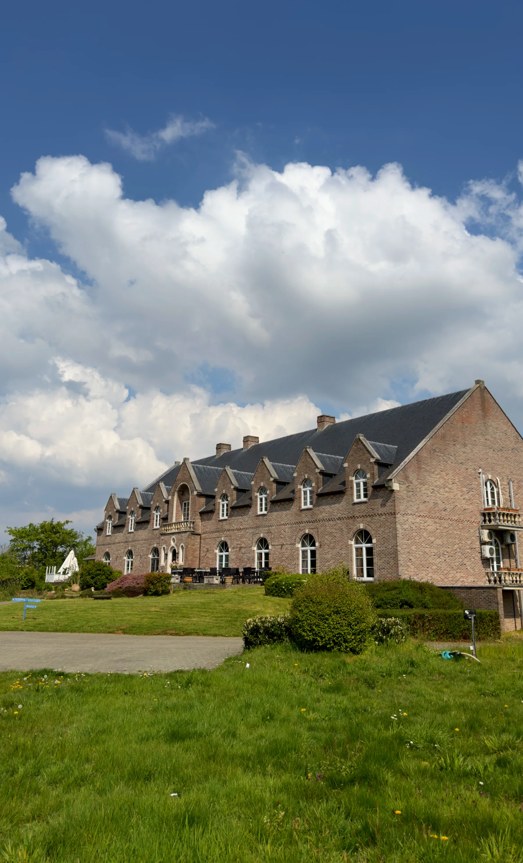 Het gebouw van Prins Van Oranje onder een indrukwekkende wolkenlucht