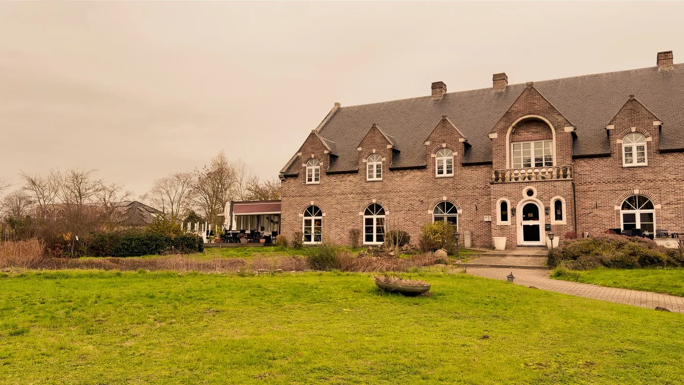 Het gebouw met de tuin ervoor