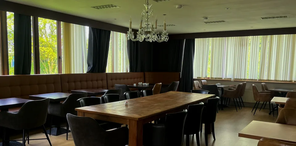 De grote zaal met de kristallen luster